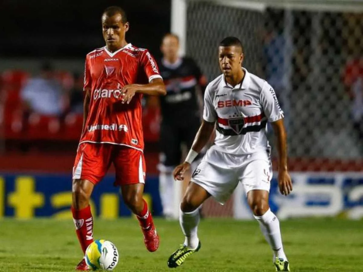 Фото к новости: Ривалдо вернулся на поле в 43 года и его клуб победил (ВИДЕО)