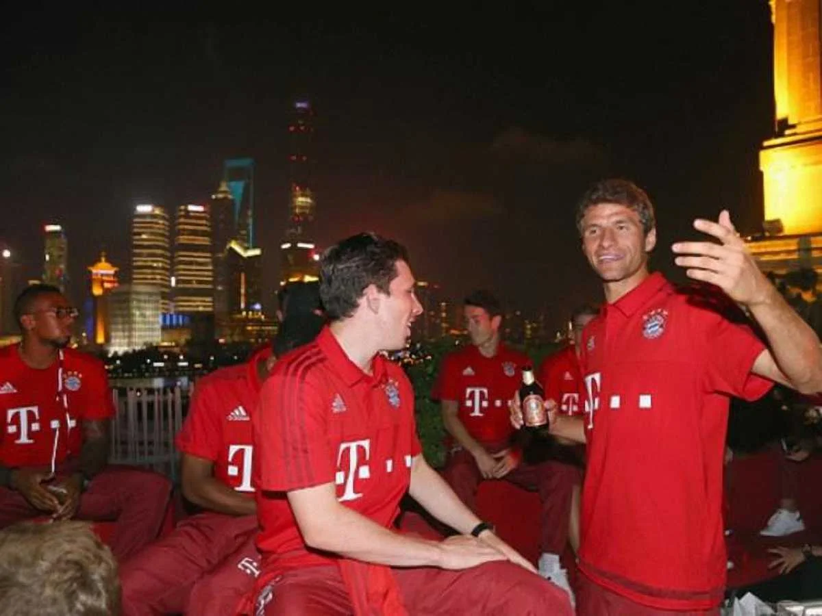 Мюллер попиває місцеве пивко