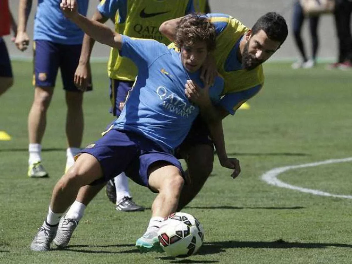 Арда Туран и Серхи Роберто на тренировке / Mundo Deportivo