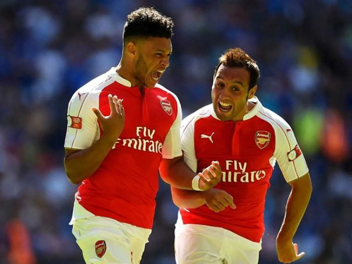 Окслейд-Чемберлен і Касорла святкують гол / Getty images