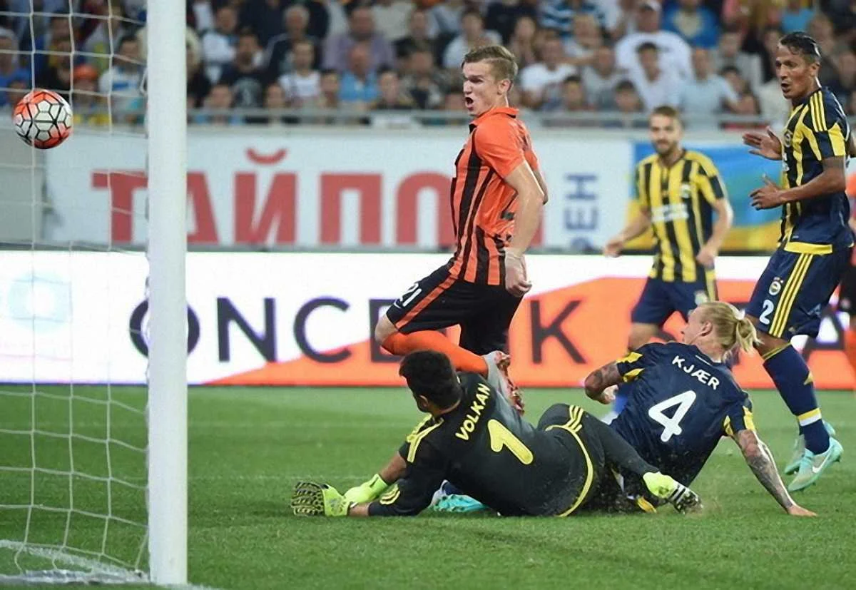 Олександр Гладкий забиває "Фенербахче" / фото ФК "Шахтар"