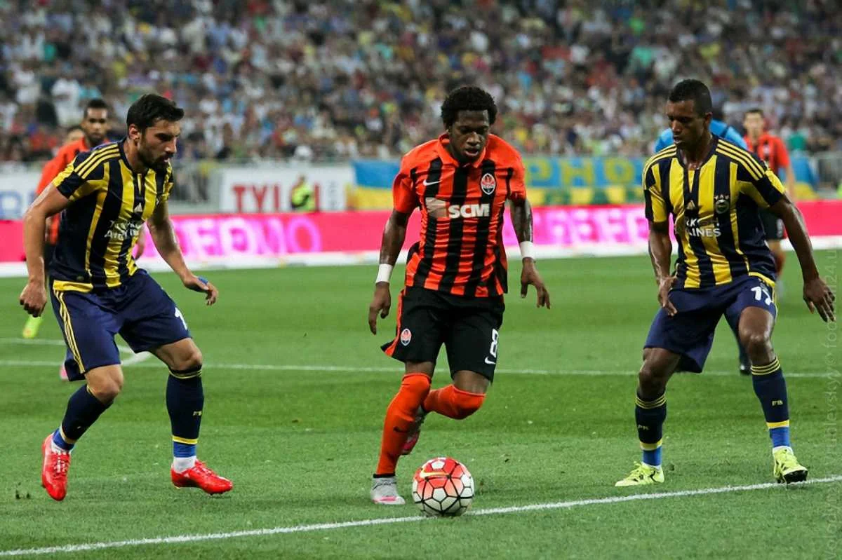 Фред проти "Фенербахче" / фото Футбол 24