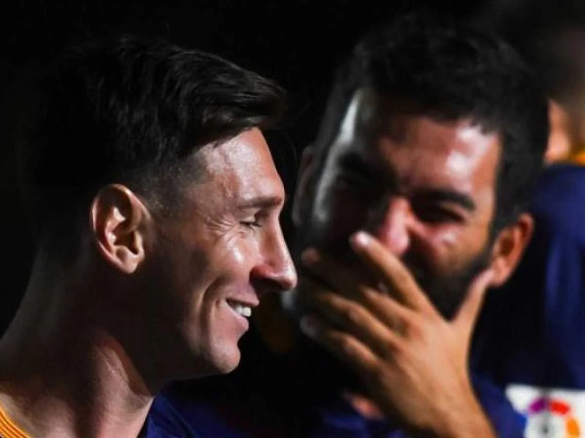 Месси и Туран шутят во время представления команды / Getty images