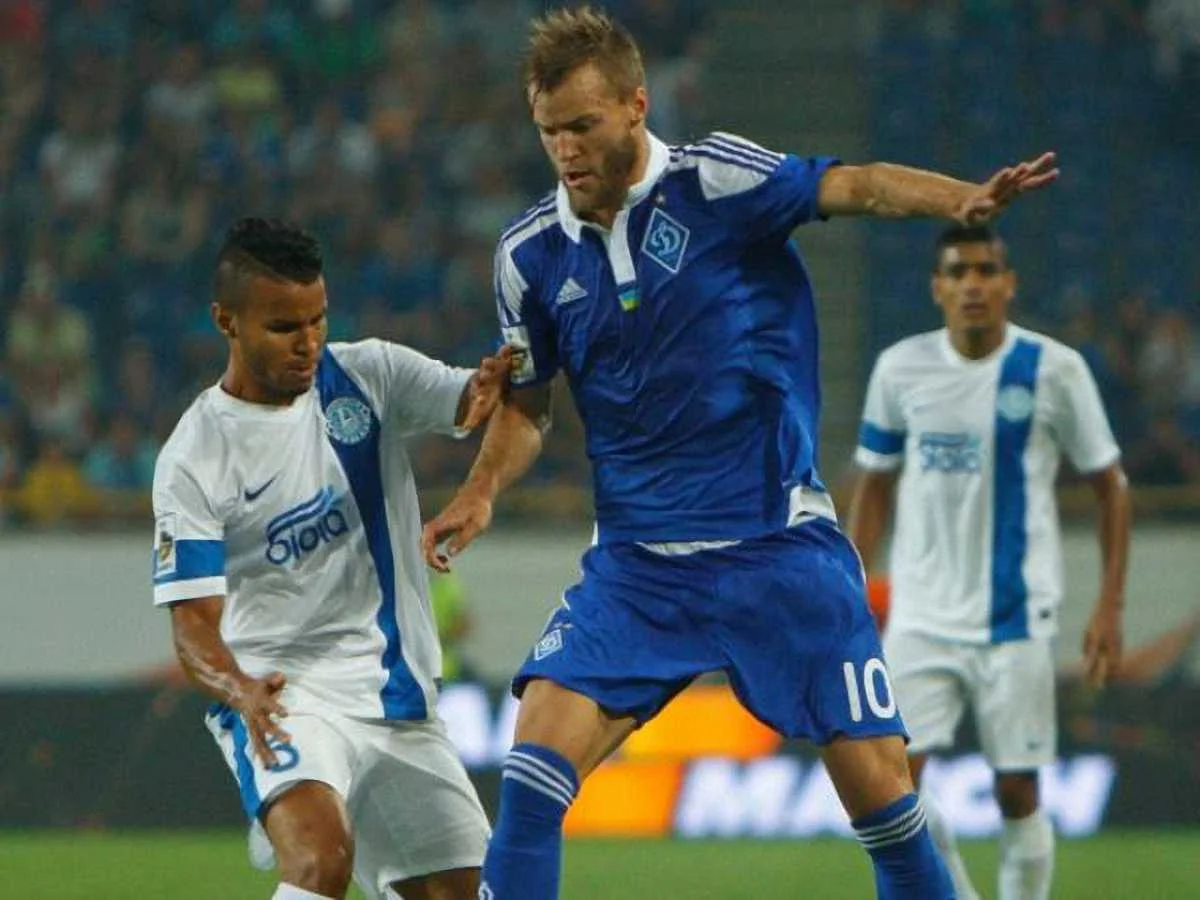 Ярмоленко в борьбе с Данило / фото ФК "Днепр" (С. Козин)