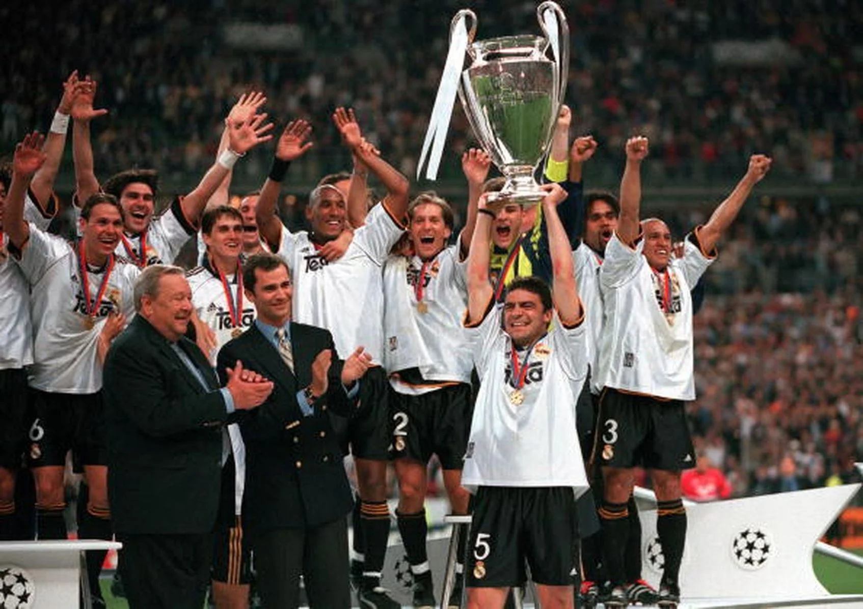 Маноло Санчис-капитан поднимает над головой Кубок чемпионов-2000 / Getty Images