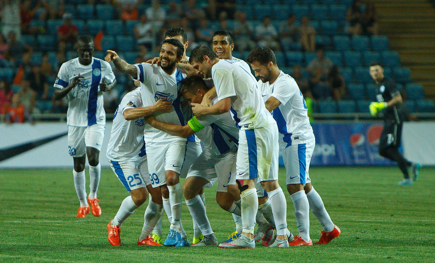 Радость "Днепра" // Фото пресс-службы ФК "Днепр" (С. Козин)