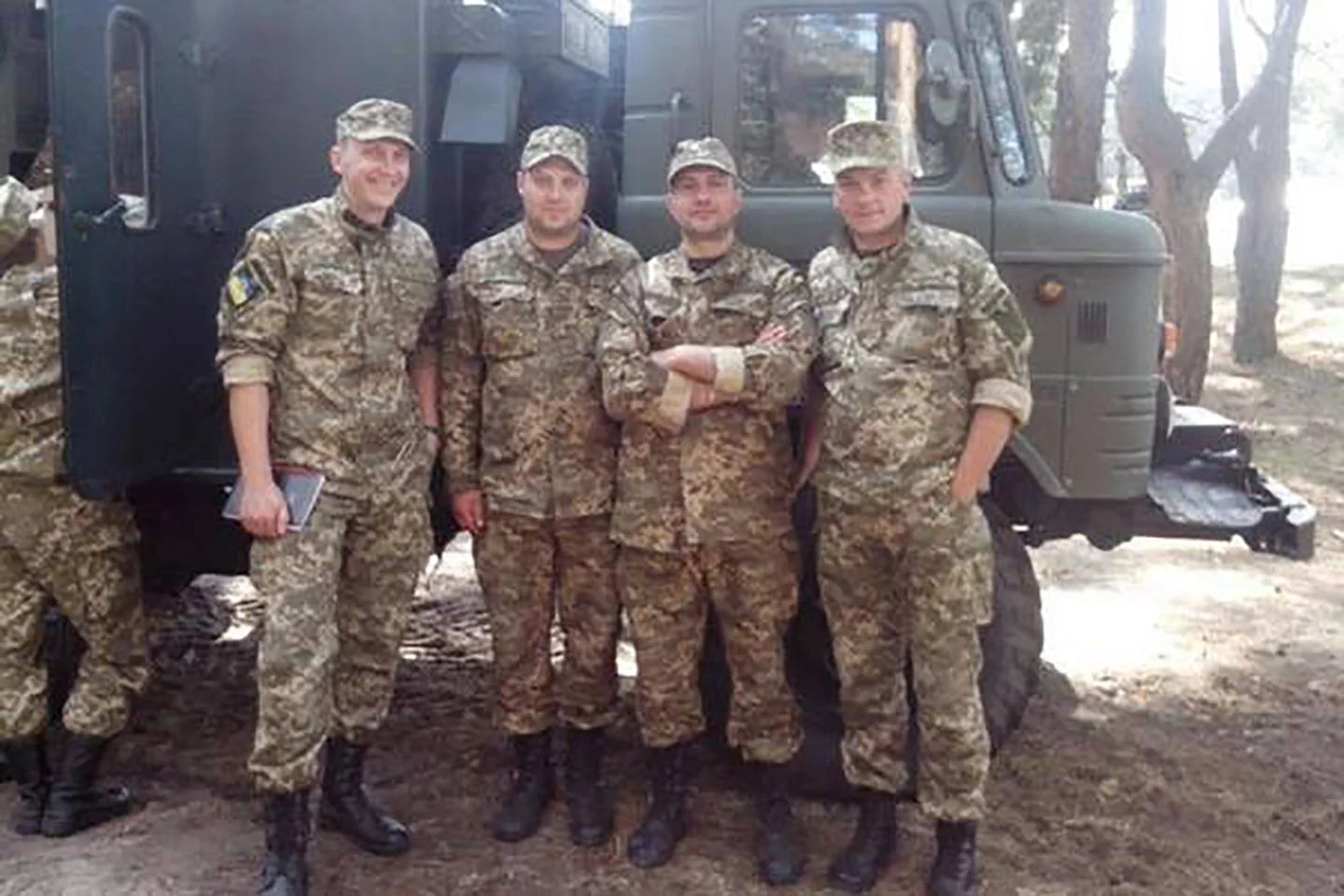Роберто Моралес (второй справа) на службе в украинской армии