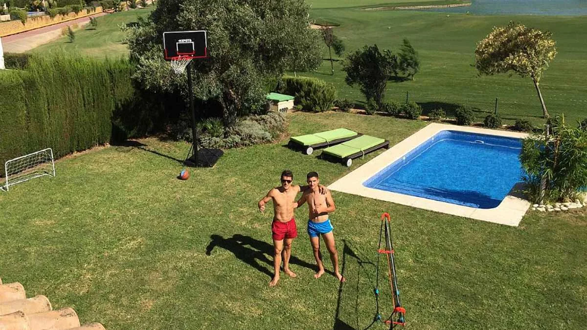 Досуг Коноплянки и Шведа на испанской земле