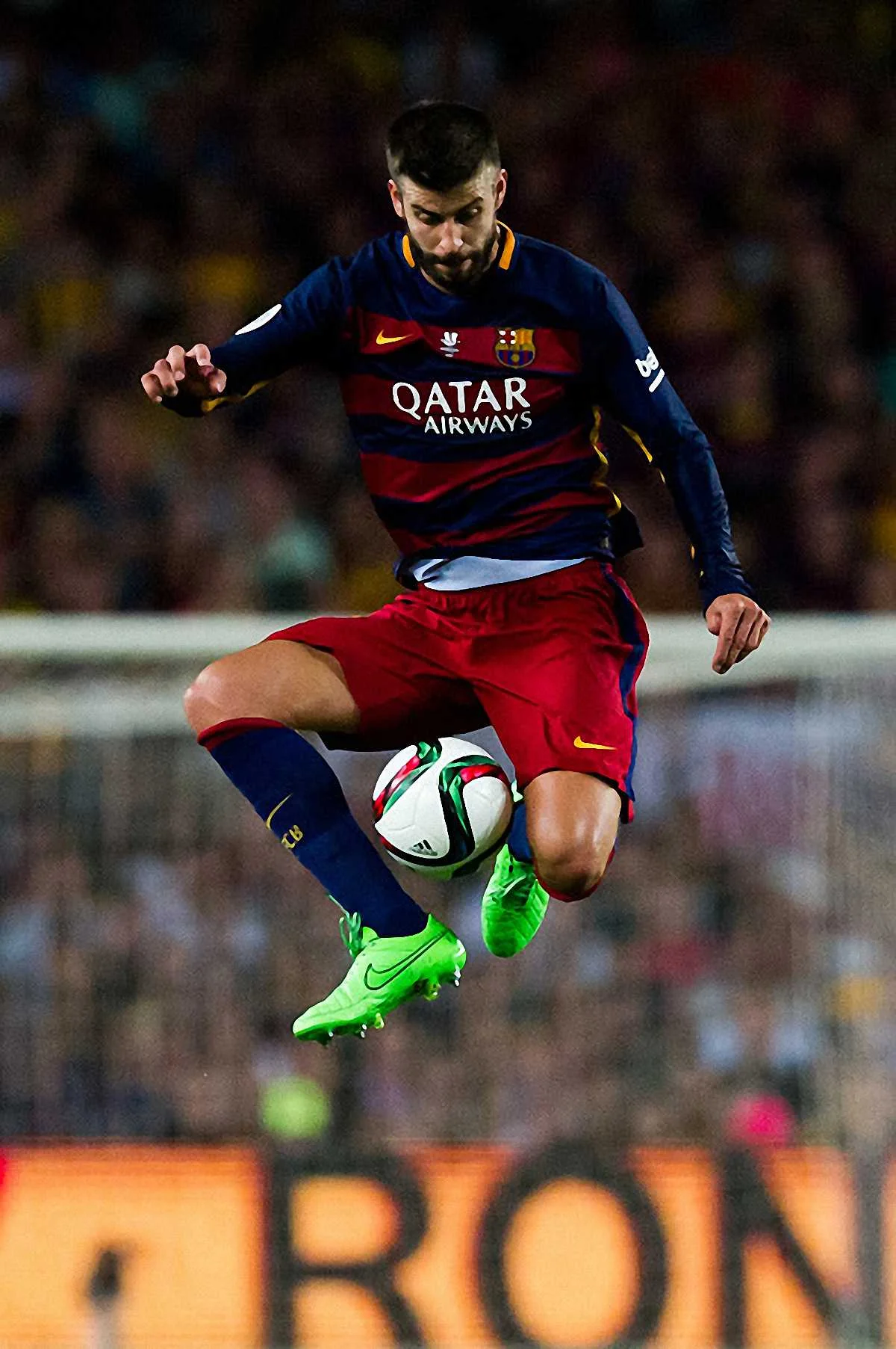 Жерар Пике во время матча / Getty Images