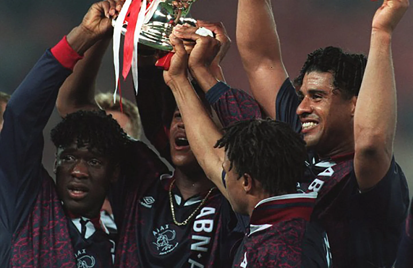 Кларенс Зеєдорф (зліва) з Кубком чемпіонів-1995 у складі "Аякса" / Getty Images