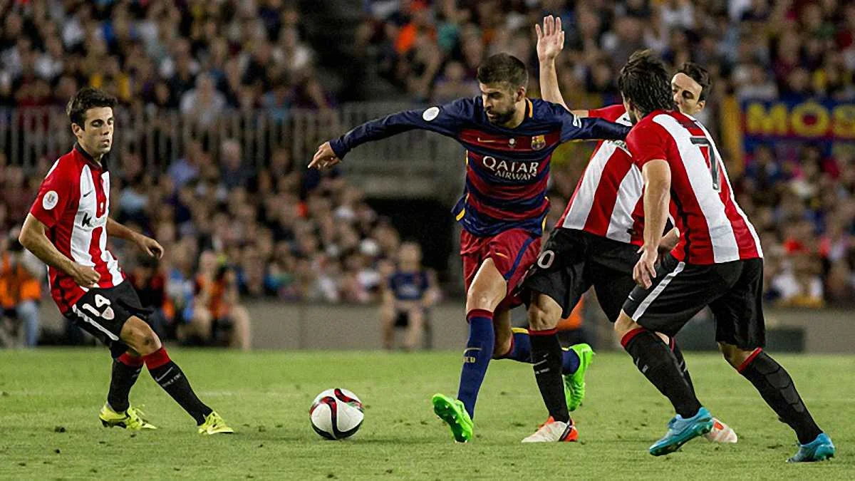 Піке під час матчу проти "Атлетіка" за Суперкубок Іспанії / Getty Images