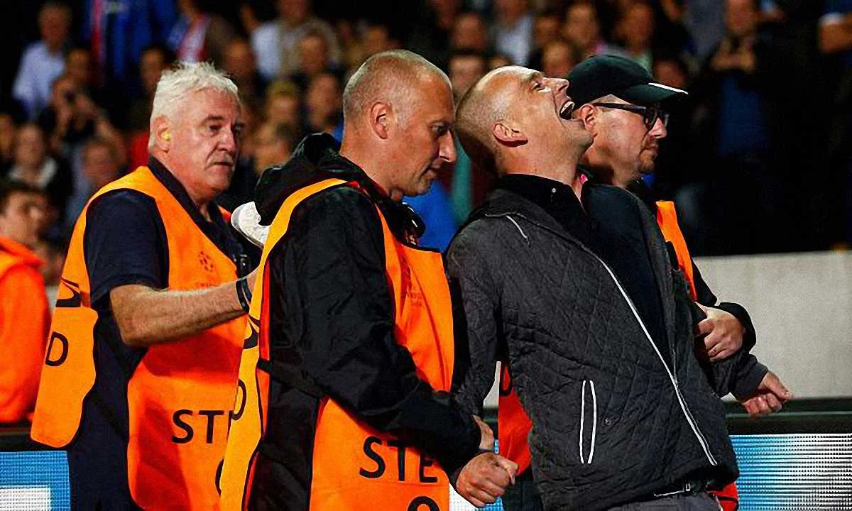 Фото к новости: Как "замаскированный Джеррард" упал на газоне во время матча "Брюгге" и МЮ (ВИДЕО)