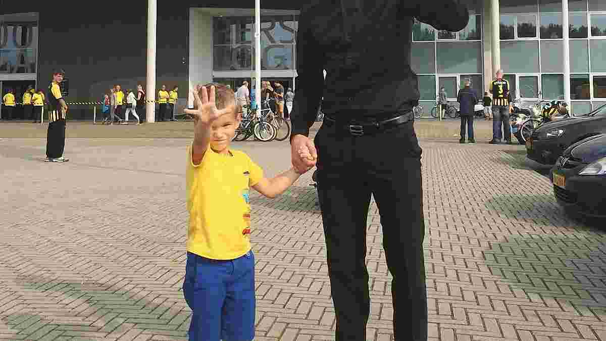 Гравець збірної України Олійник відвів дітей у нідерландську школу (ФОТО)