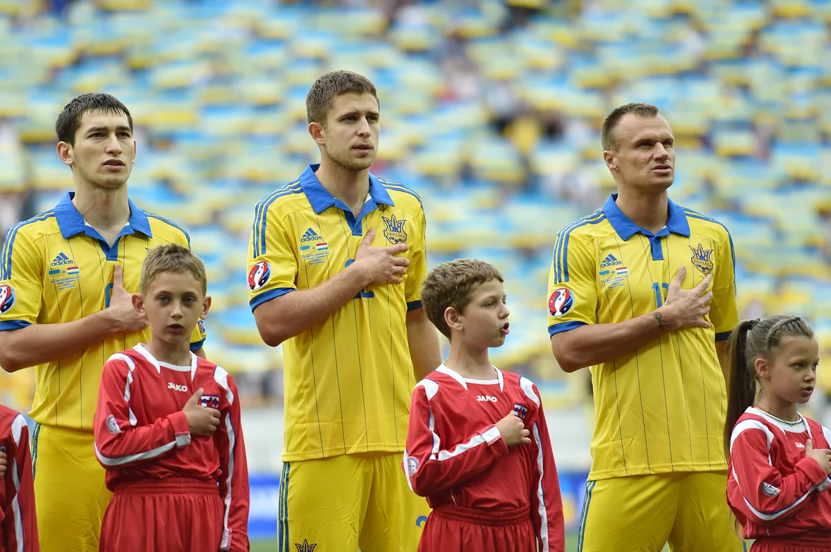 Степаненко перед матчем сборной Украины рядом с Кравцом и Шевчуком / "Футбол 24"