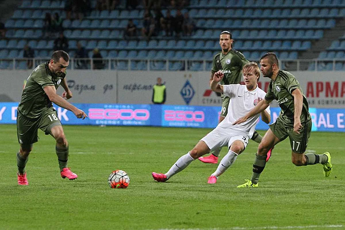 Дмитро Хомченовський (у білому) в одному з останніх матчів за "Зорю" / Getty Images