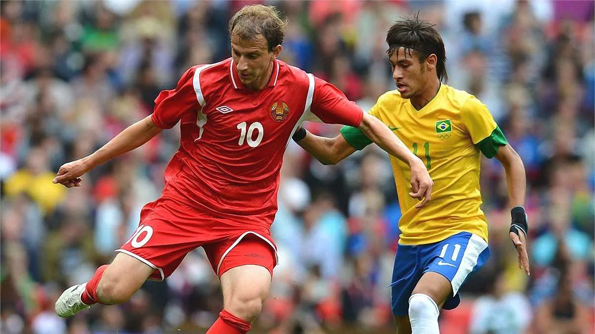 Брессан проти Неймара у грі Білорусь - Бразилія / ФІФА