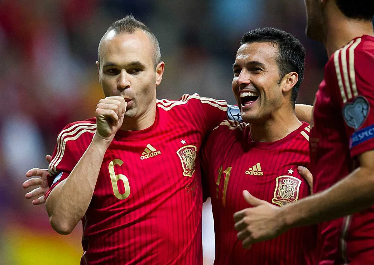 Иньеста празднует гол / Getty Images