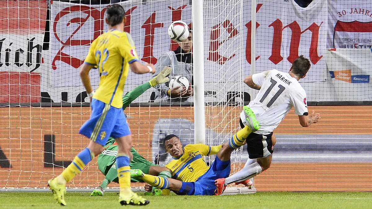 Харник оформляет дубль в игре со Швецией / Фото официальный сайт УЕФА