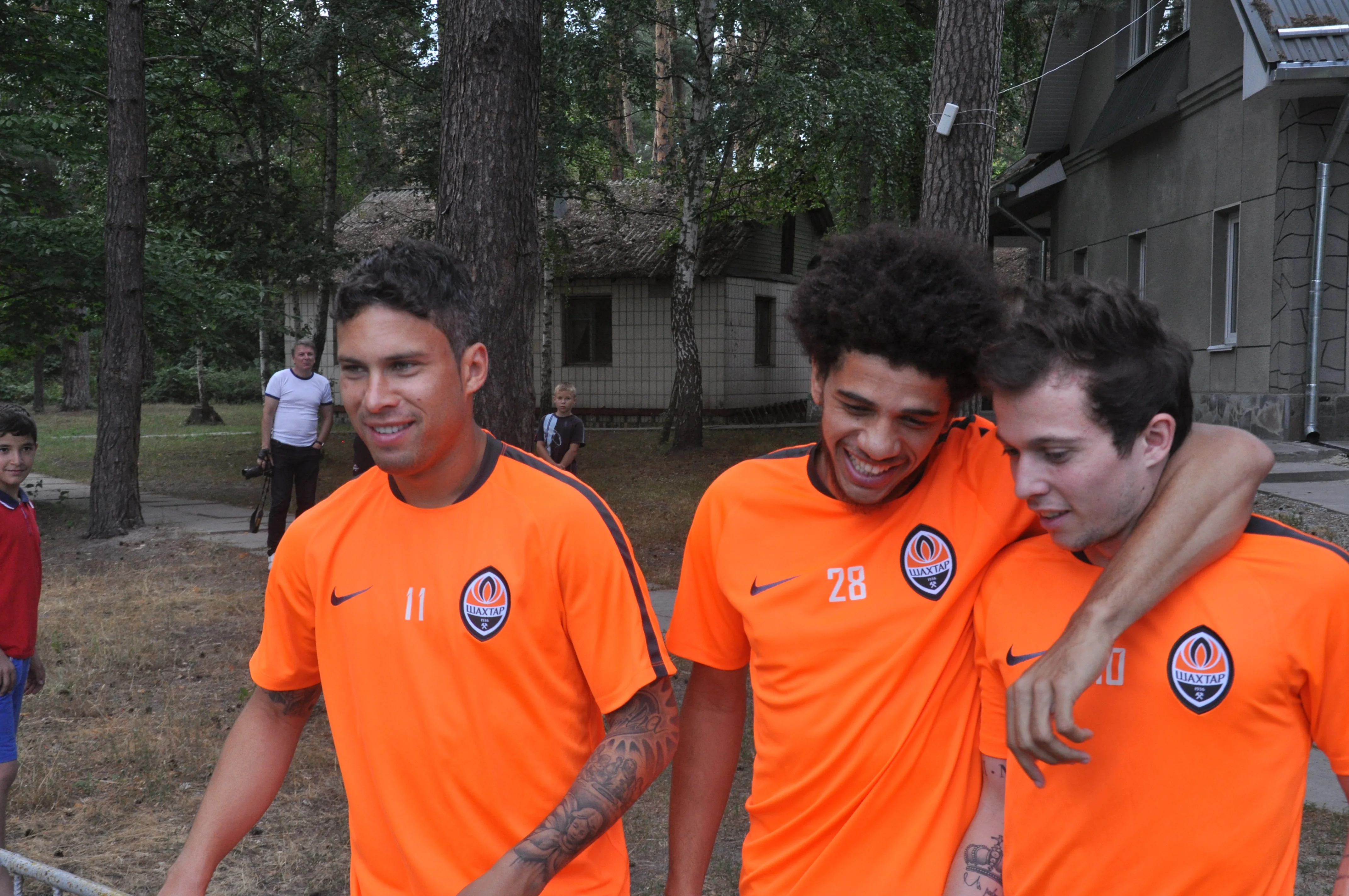 Тайсон с донецкими бразильцами / Фото Виктор Перегняк