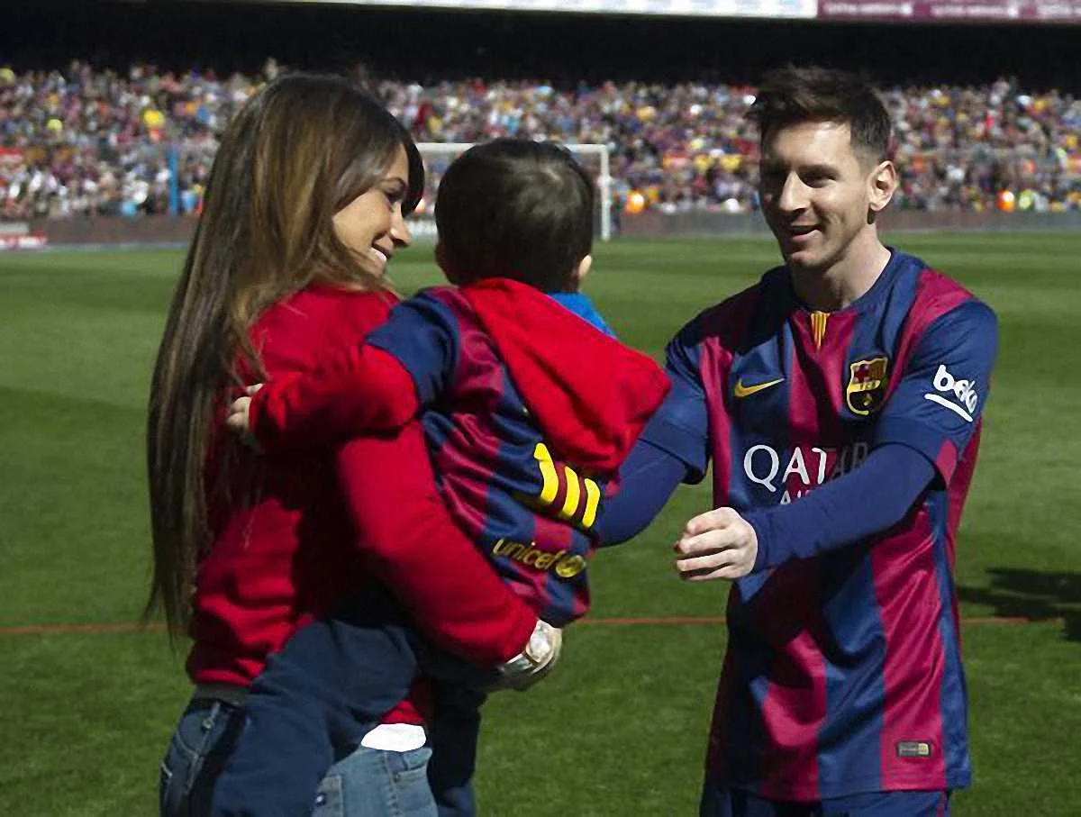 Месси с Антонеллой и Тьяго / mundo deportivo