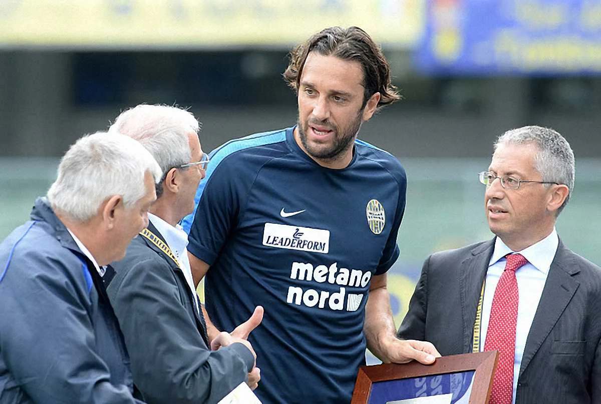 Лука Тоні перед матчем отримав відзнаку / Getty Images