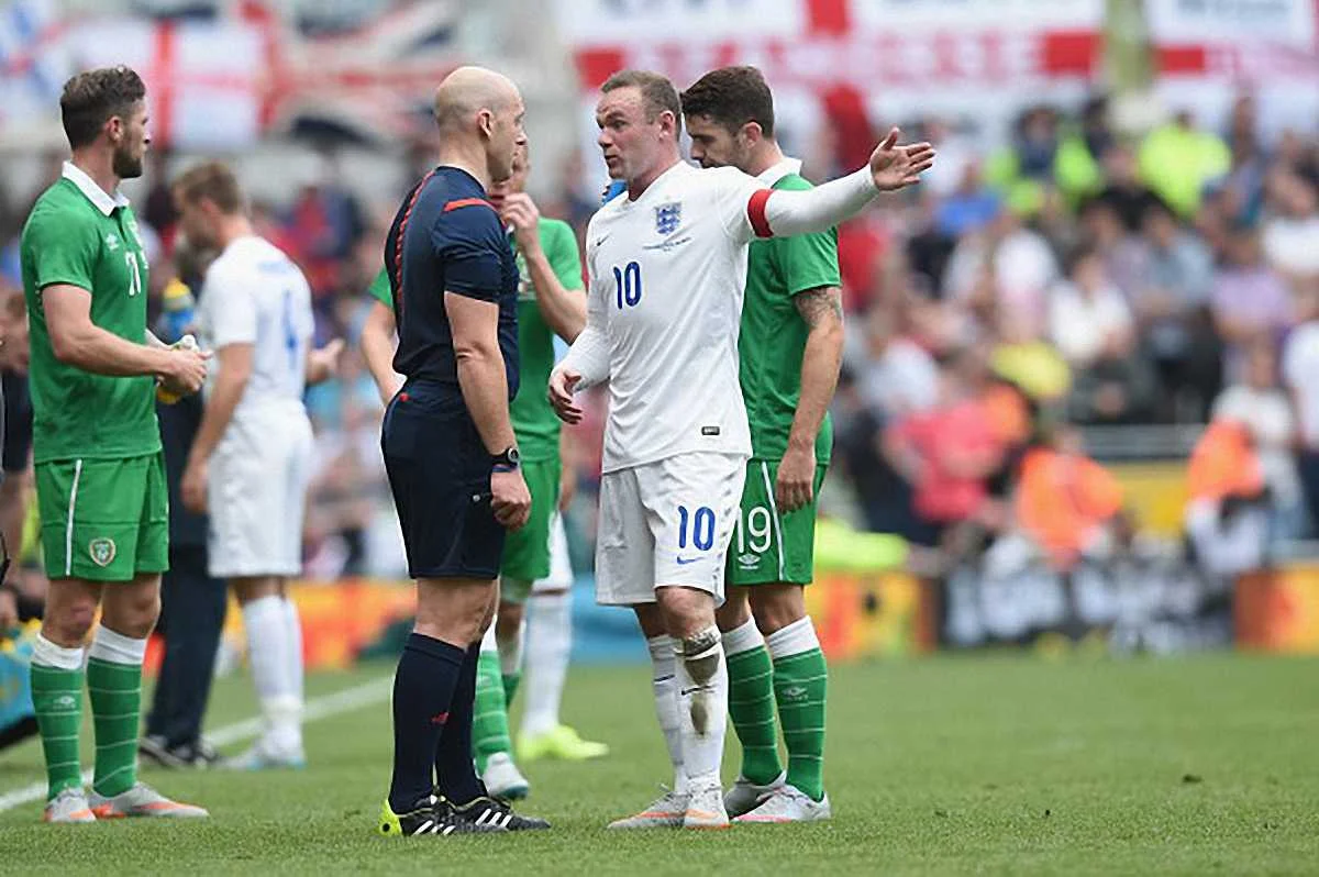 Арнольд Хантер вислуховує претензії Руні / Getty Images