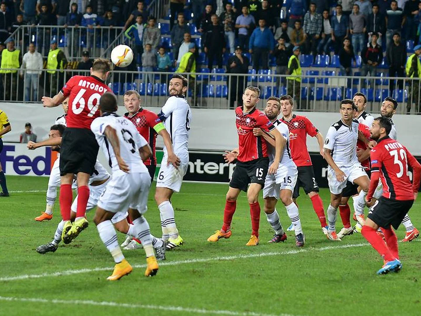 Віталій Вернидуб (15 номер) допомагає "Габалі" / Фото ФК Габала