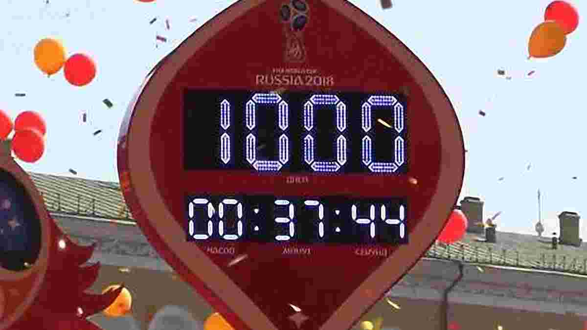 В Москве россияне сломали часы отсчета до ЧМ-2018 (ФОТО)