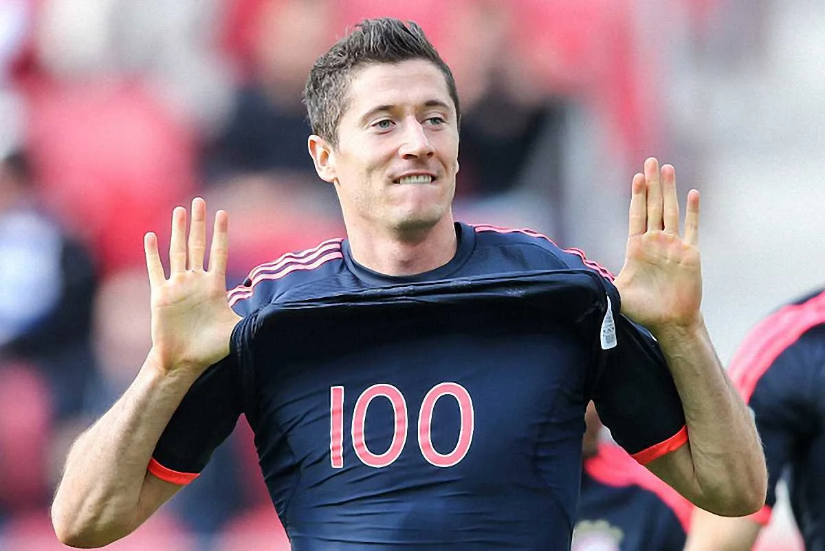 Роберт Левандовcки празднует первый гол в ворота "Майнца" / Getty Images