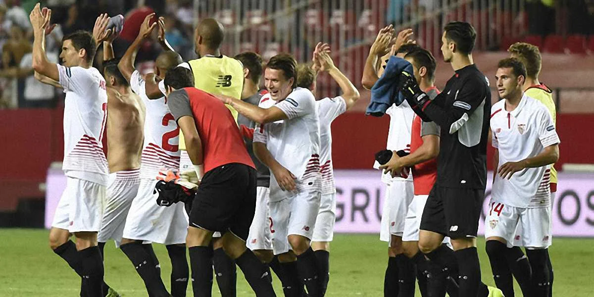 Євген Коноплянка - в епіцентрі святкувань перемоги // Фото ФК Севілья