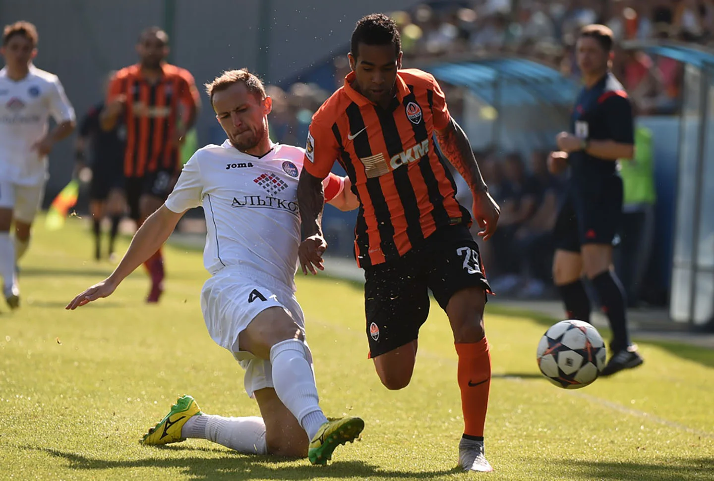 Дмитро Гришко (ліворуч) проти Алекса Тейшейри, фото ФК "Шахтар"