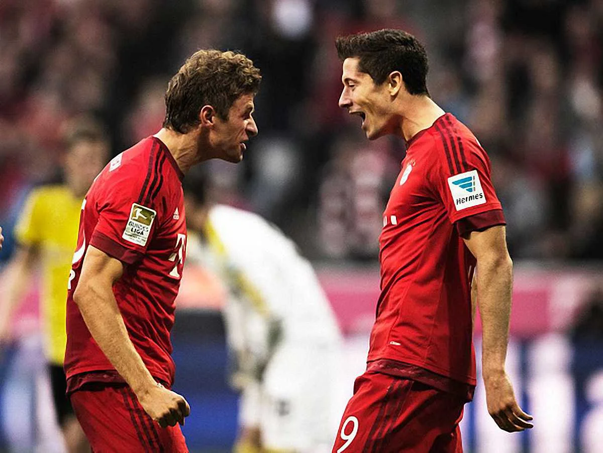 Лєвандовскі святкує з Мюллером взяття Дортмунда / Getty Images