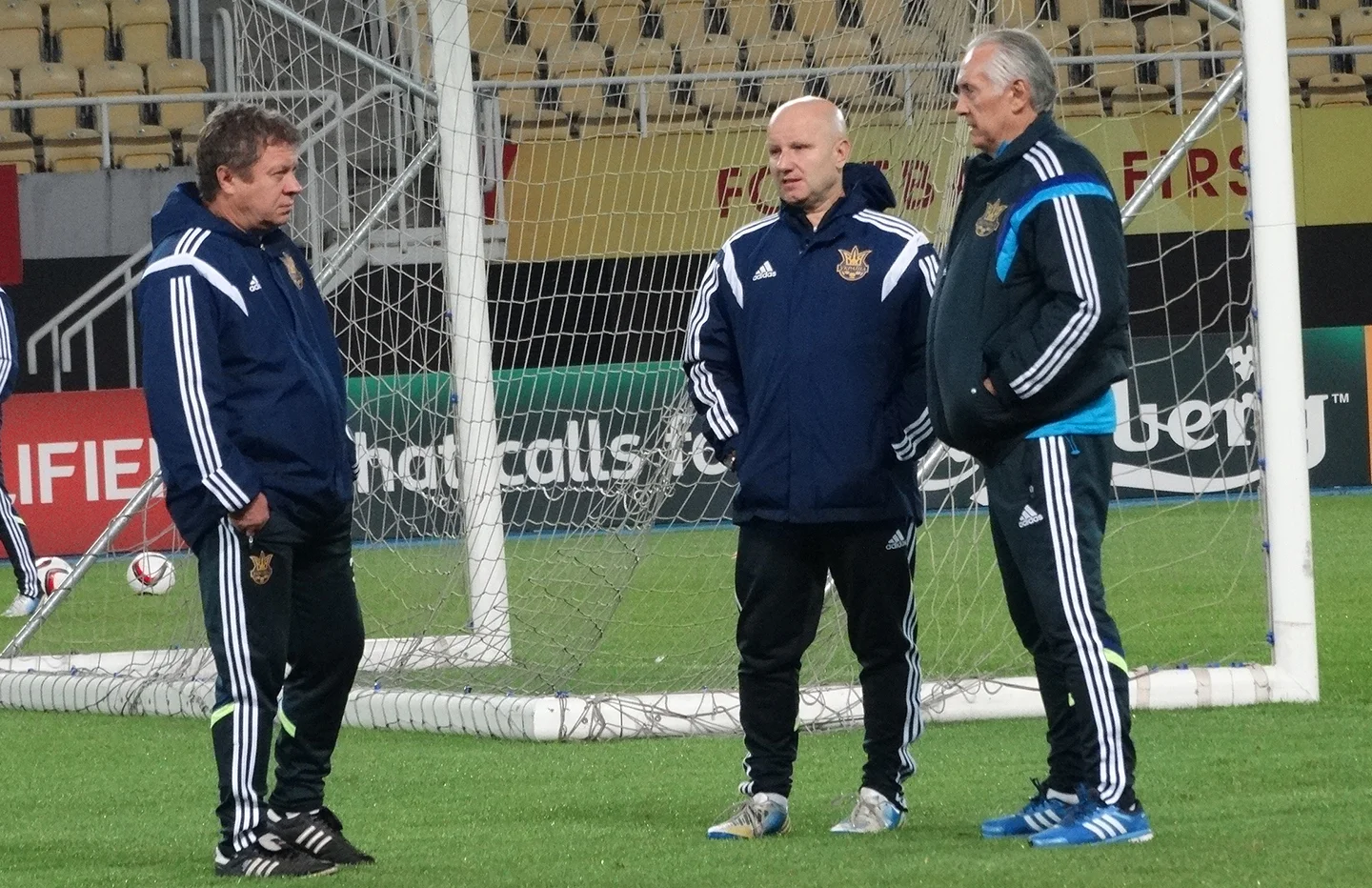 Михайло Фоменко з помічниками на тренуванні у Македонії, фото Футбол 24