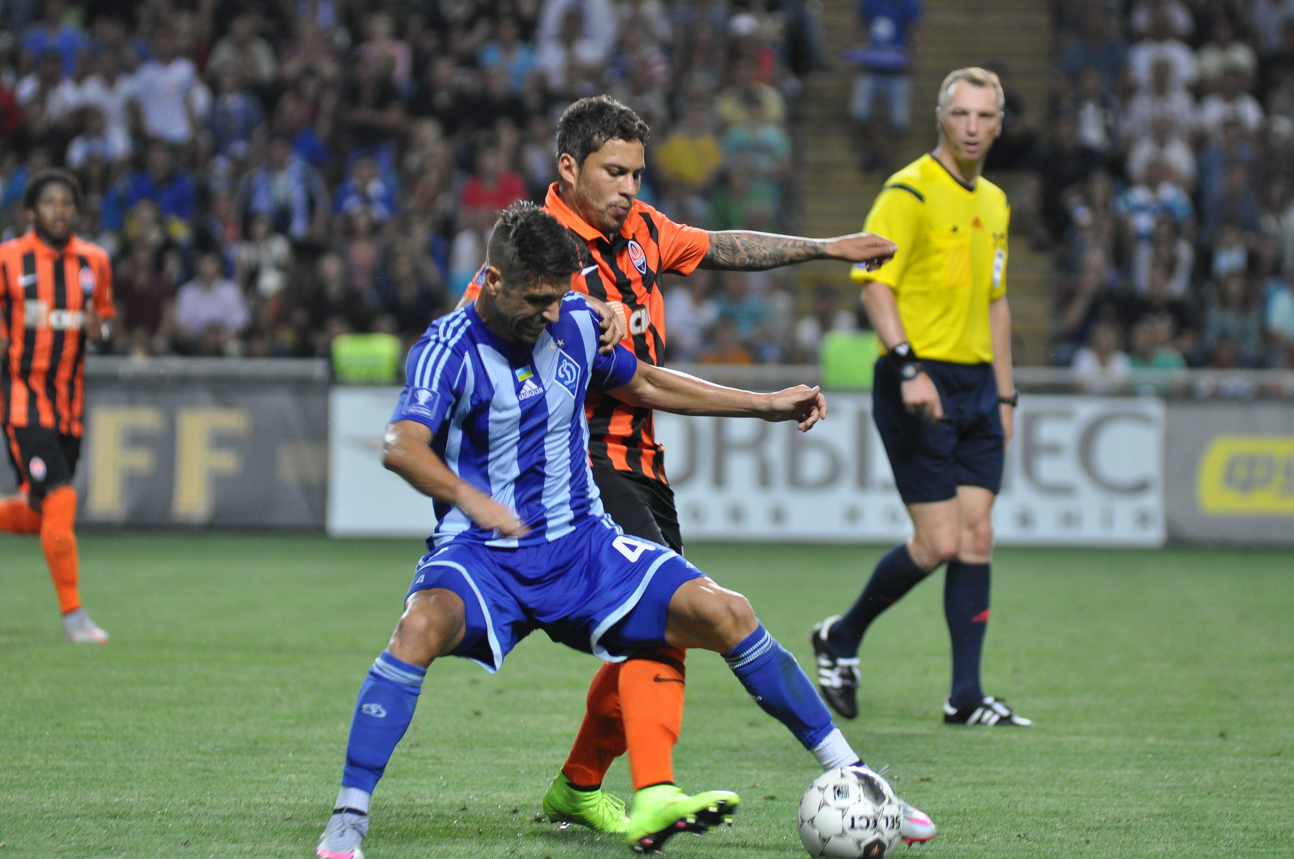 Велозу у боротьбі з Марлосом / фото В.Перегняка