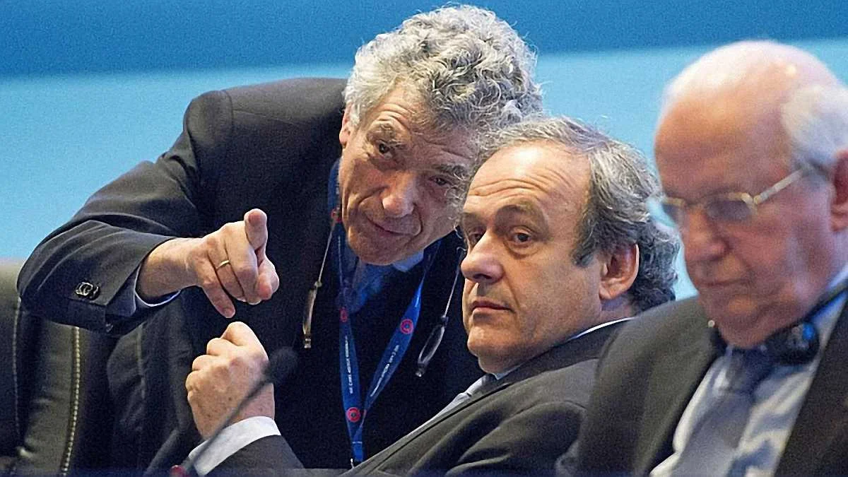 Вильяр что-то подсказывает Платини / Marca