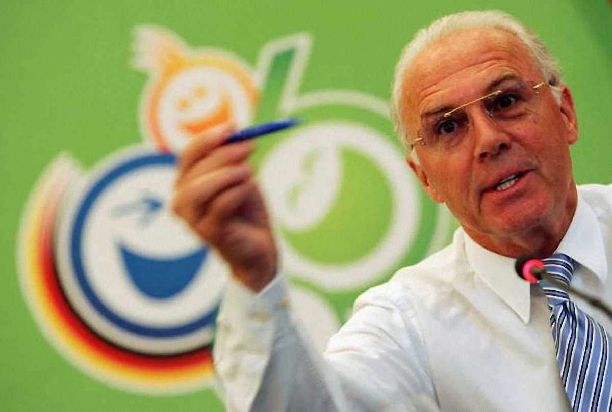 Франц Беккенбауэр на фоне эмблемы ЧМ-2006 / Getty Images