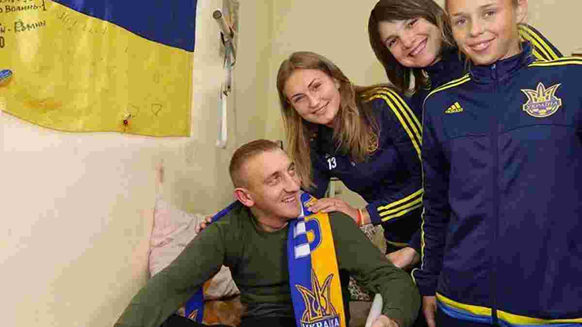 Футболістки збірної України відвідали у госпіталі поранених воїнів АТО (ФОТО)
