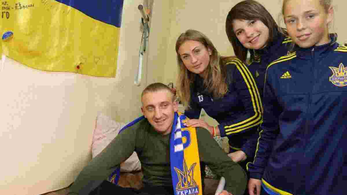 Жіноча збірна України відвідала поранених бійців АТО у госпіталі (ФОТО)