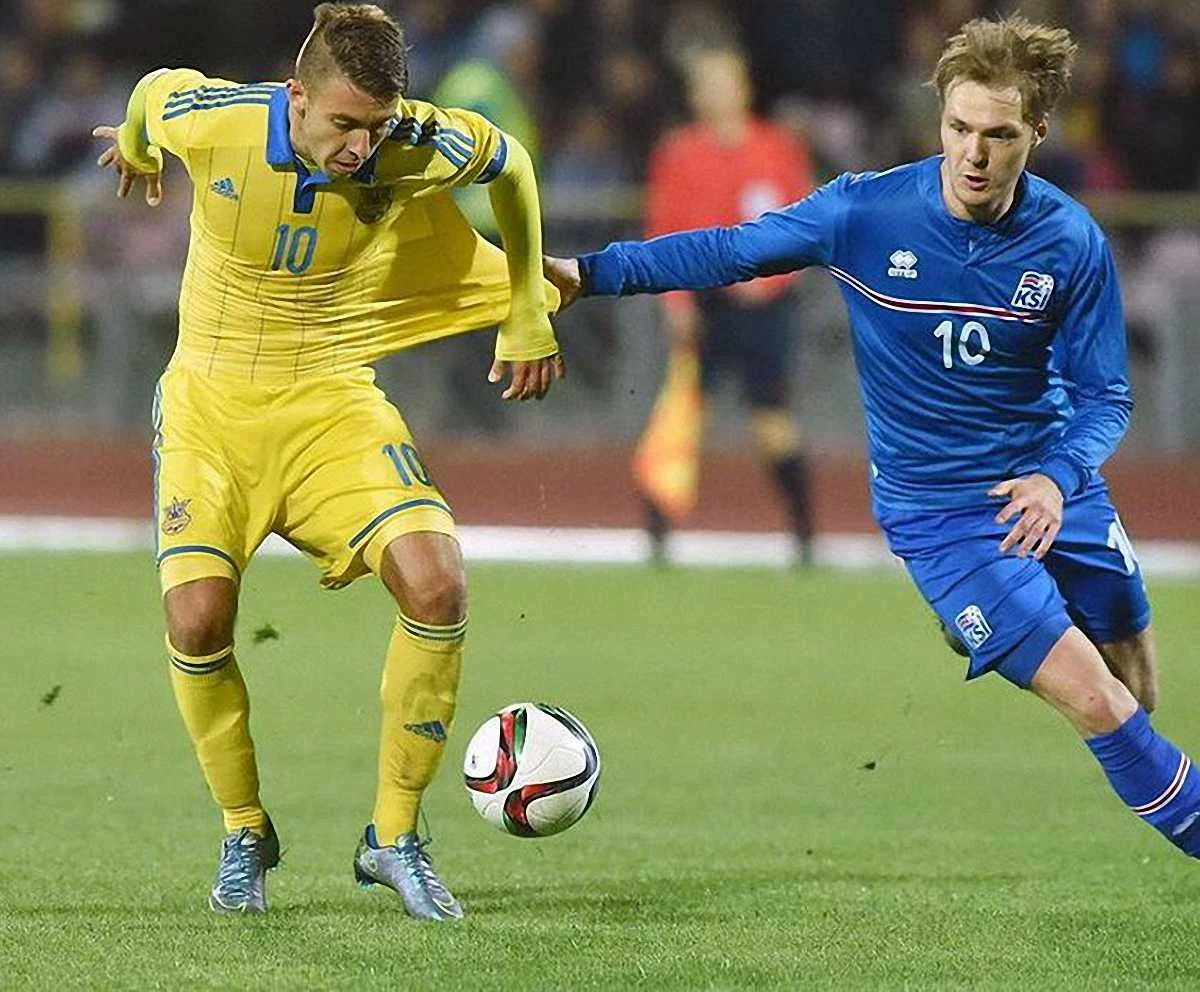 Юрченко (зліва) у матчі за молодіжну збірну України / фото із сомереж