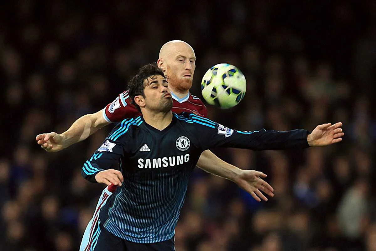 Диего Коста против Джеймса Коллинза в мартовском матче / Getty images