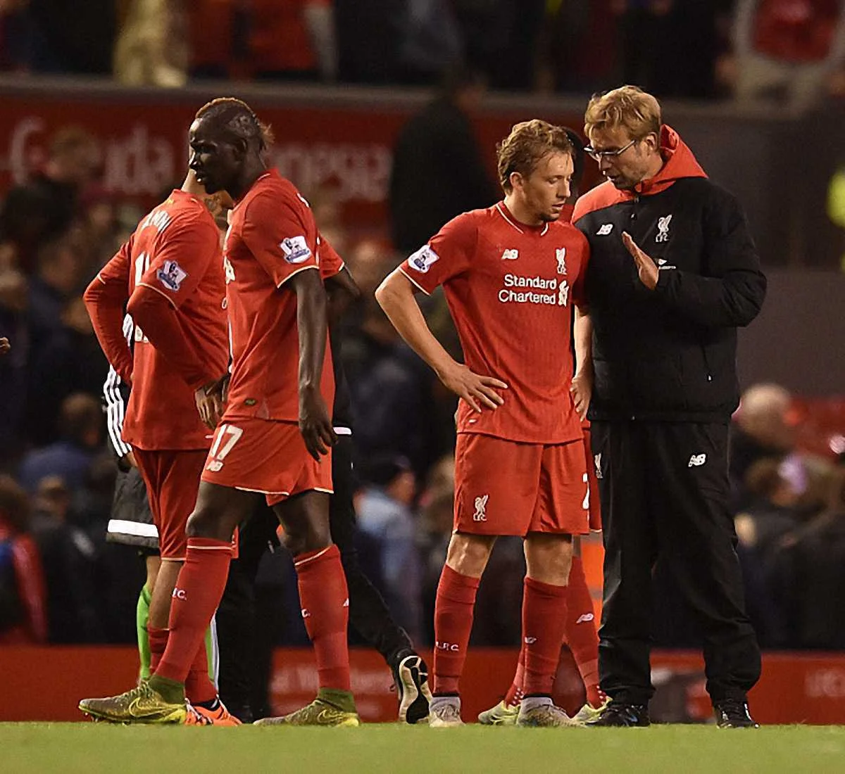 Юрген Клопп и "церковный хор" / Getty images