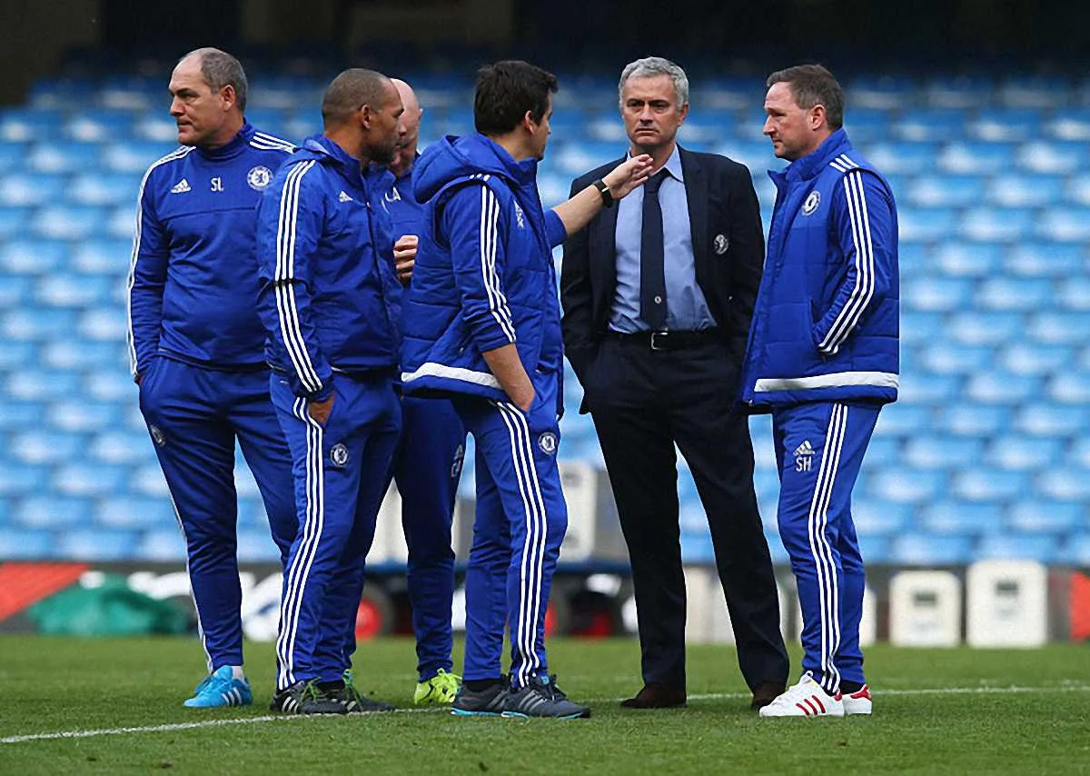 Моуринью с тренерским штабом / getty images