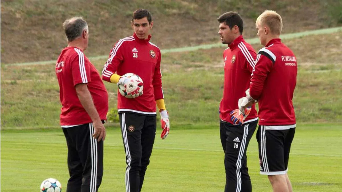 "Металургам" повернули воду і світло на базу