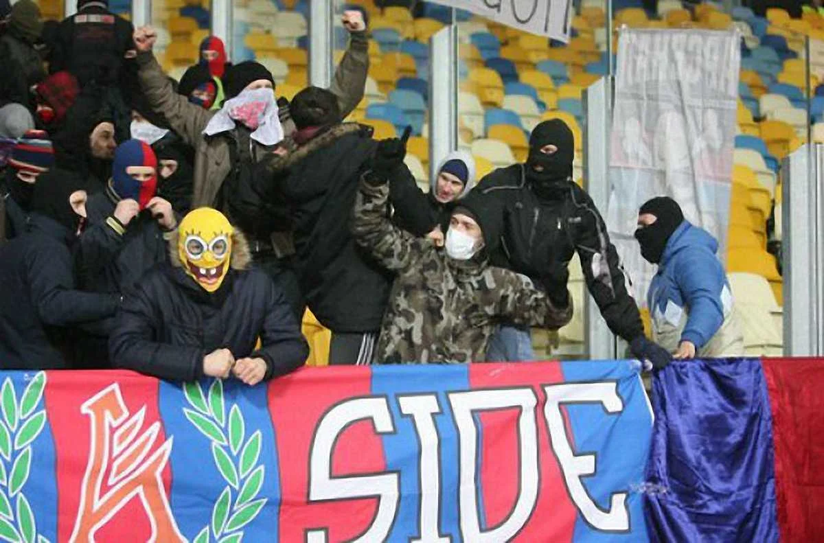 Фото к новости: Фанаты "Арсенала" избили болельщиков "Вереса" (ВИДЕО)