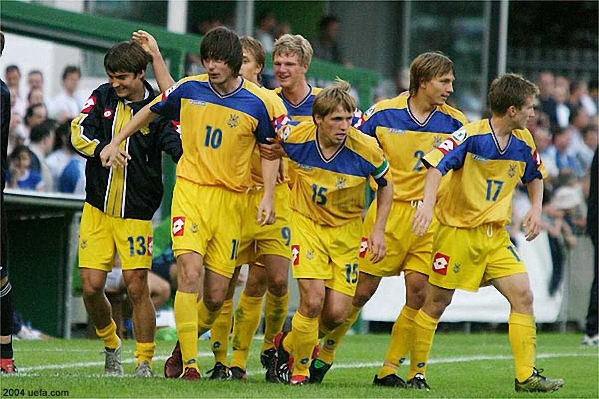 Самборский (№9) поздравляет Милевского / фото УЕФА