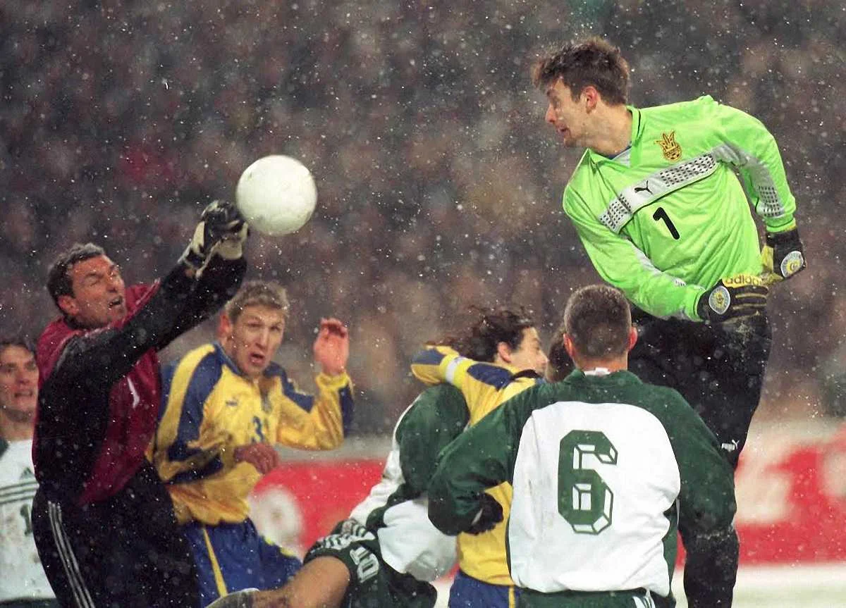 Александр Шовковский в киевском матче против Словении (1999-й) / фото УНИАН