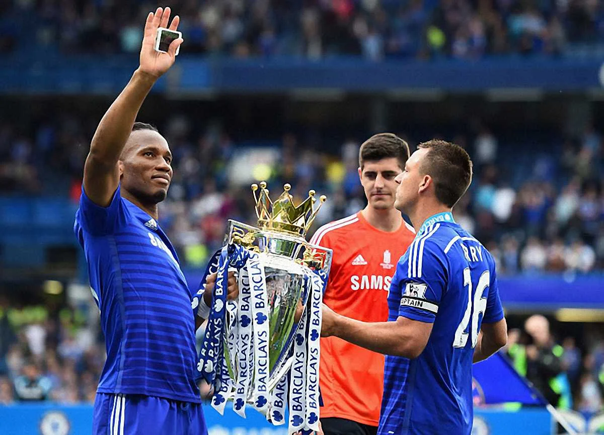 Дрогба, Терри и Куртуа с кубком АПЛ / getty images