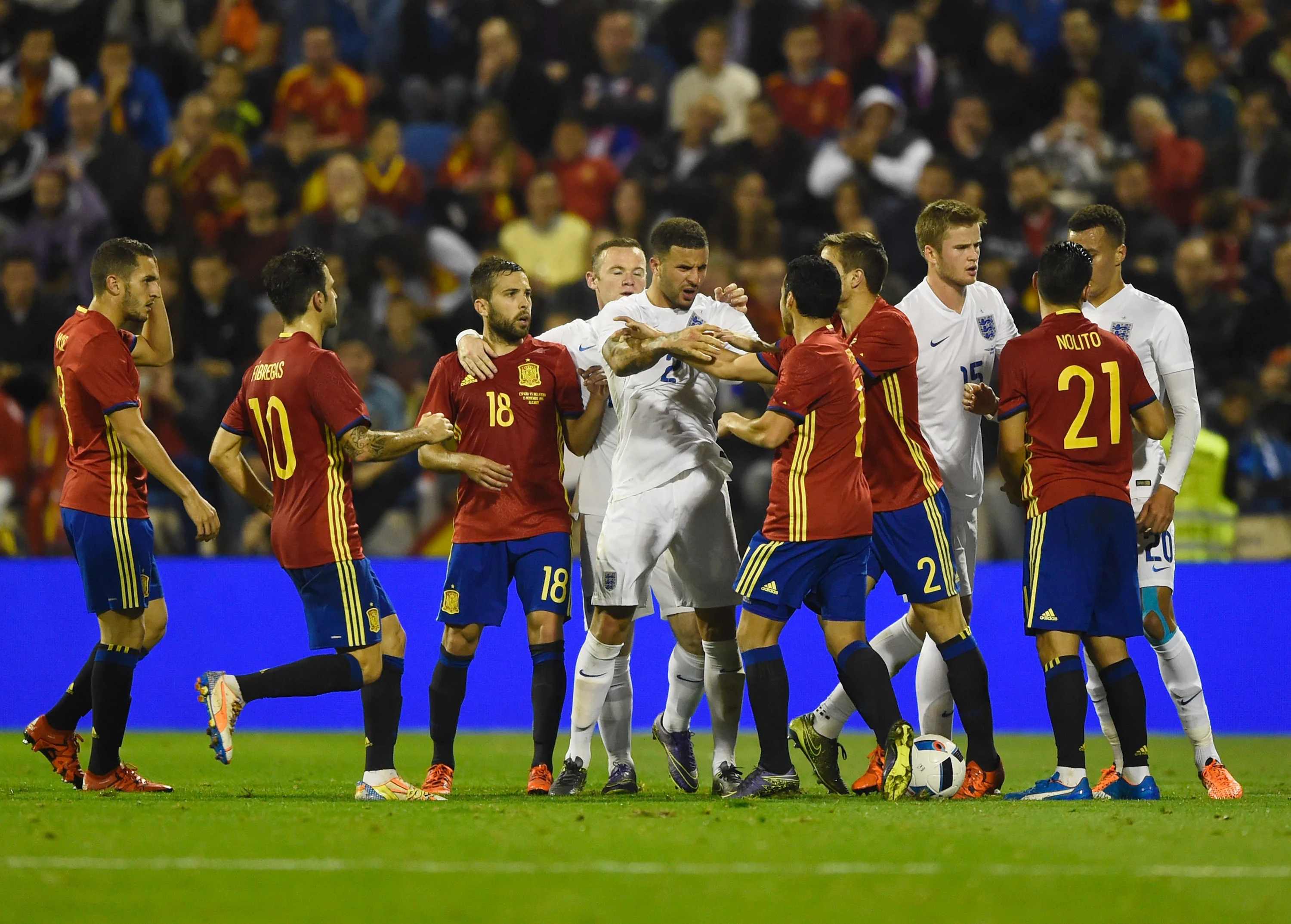 Зутріч між іспанцями та англійцями моментами була не надто дружньою / Фото Getty Images
