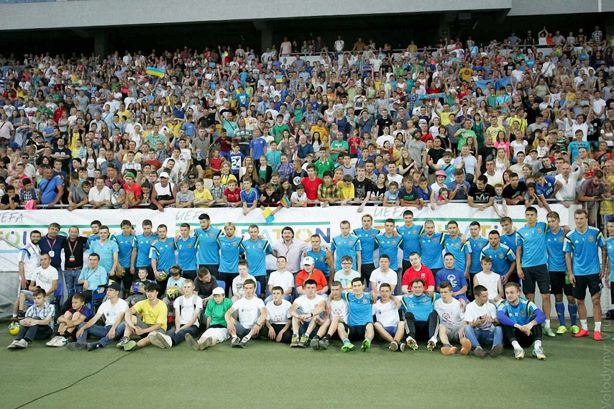 Збірна України з фанатами на "Арені Львів" / фото Володимира Врублевського