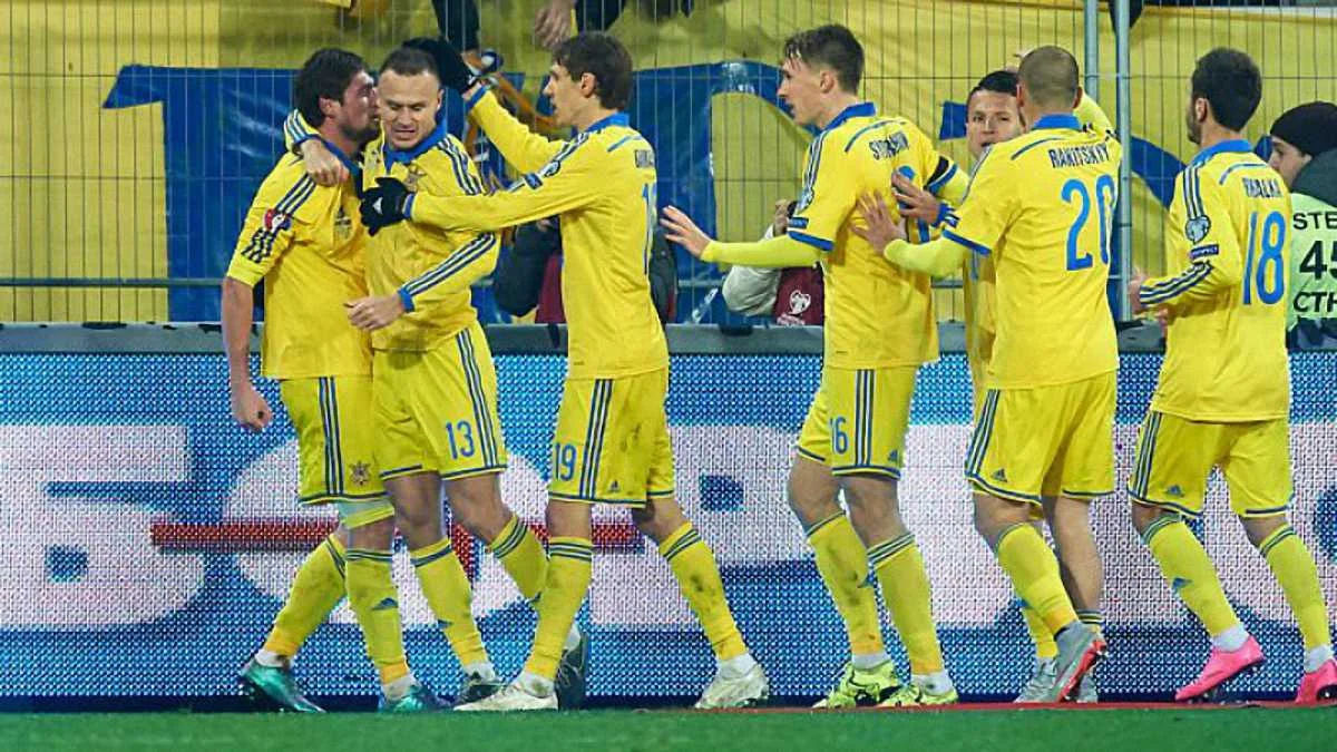 Команда вітає Селезньова з голом / Getty Images